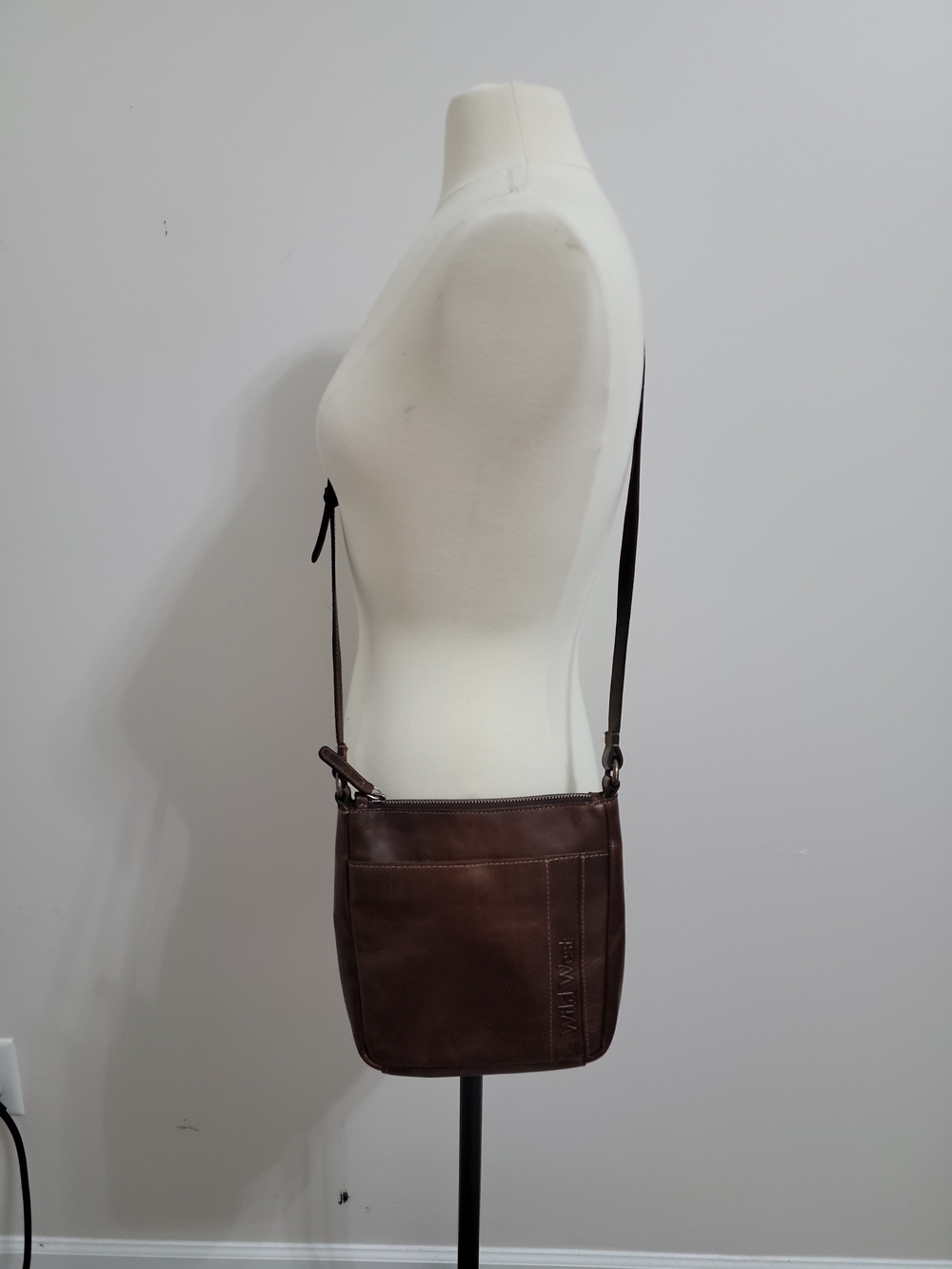 Classic Brown Leather Messenger Bag with Adjustable Strap